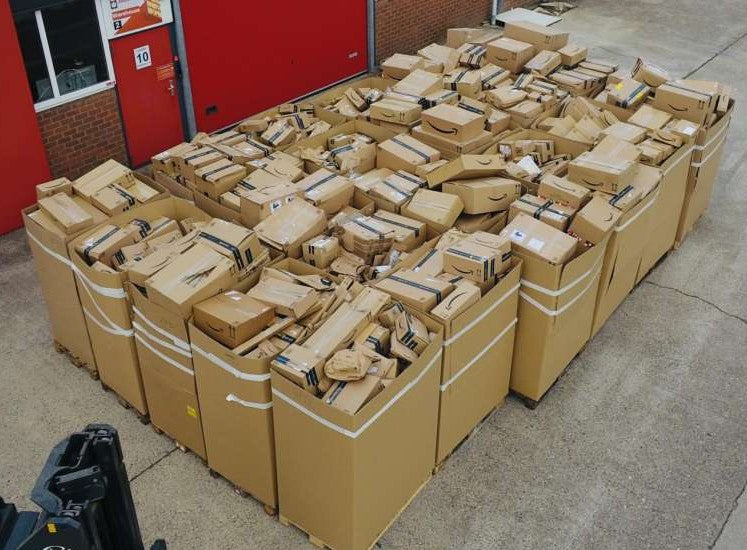 CAJA SUPERIOR - Contiene productos con valor de HASTA 1100€