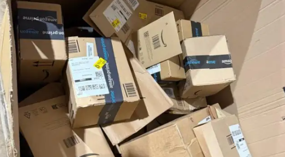 CAJA SUPERIOR - Contiene productos con valor de HASTA 1100€